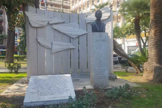 Bari, dopo il danneggiamento ripristinata la lapide dedicata ad Aldo Moro 